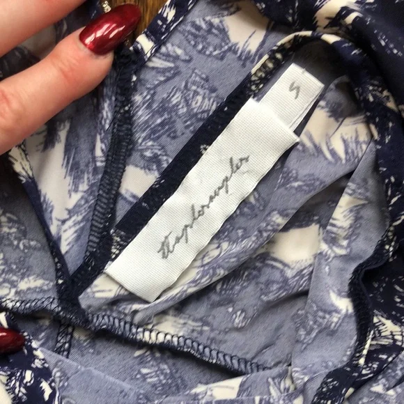 3/$10 Elegant Navy White Hawaiian Leaf Print V-Neck Stretch Draping Maxi Dress - Picture 7 of 7